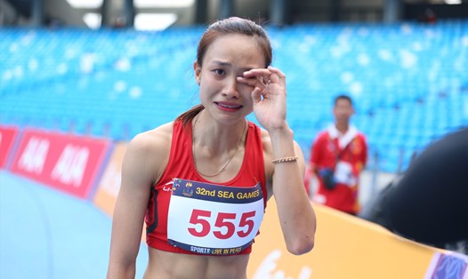 Huỳnh Thị Mỹ Tiên khóc sau khi hoàn thành phần thi và giành huy chương vàng. Ảnh: Thanh Vũ