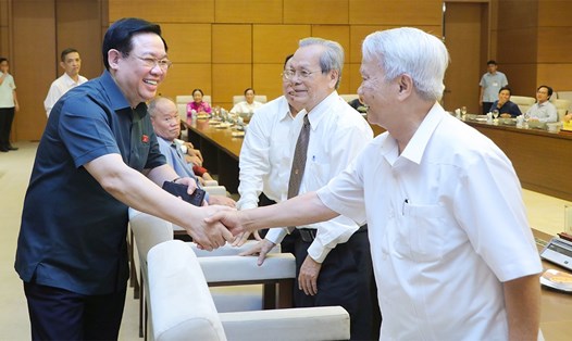 Chủ tịch Quốc hội Vương Đình Huệ gặp mặt nguyên lãnh đạo tỉnh Cà Mau qua các thời kỳ. Ảnh: VPQH