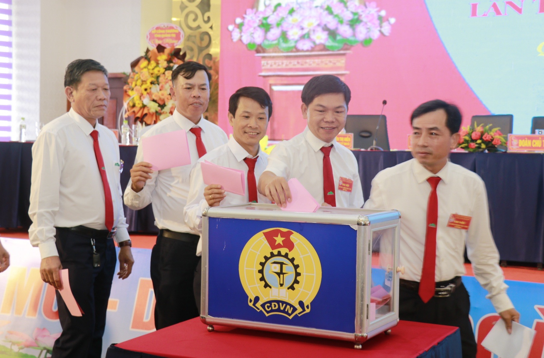 Bỏ phiếu bầu Ban chấp hành Công đoàn ngành Công Thương lần thứ IV. Ảnh: Hưng Thơ.