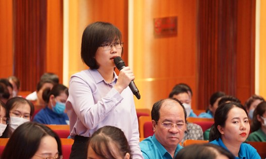 Công nhân đặt câu hỏi cho lãnh đạo tỉnh Quảng Ninh. Ảnh: Nguyễn Hùng