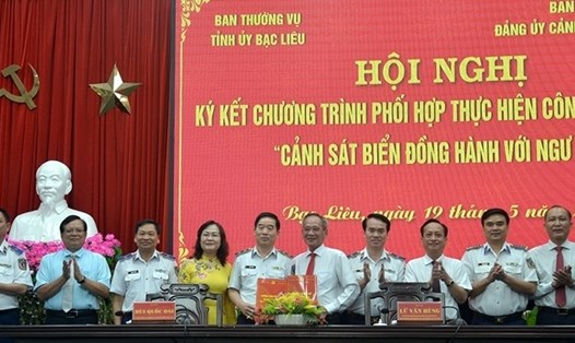 Cảnh sát Biển Việt Nam ký kết hợp tác với tỉnh Bạc Liêu chương trình phối hợp Cảnh sát Biển đồng hành với ngư dân. Ảnh: Nhật Hồ