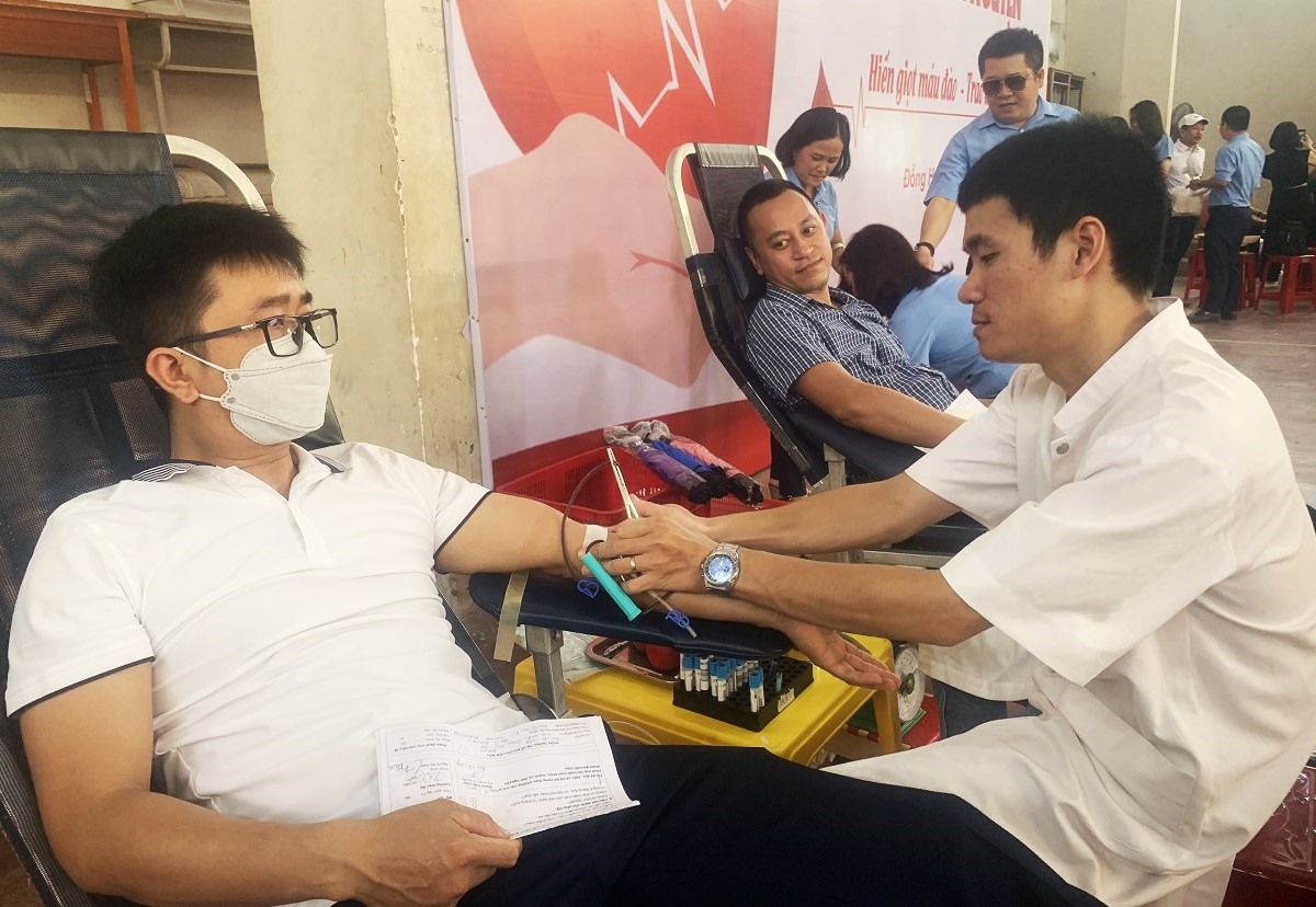 Công nhân viên chức lao động hiến tặng gần 380 đơn vị máu