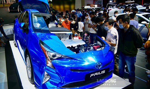 Toyota Prius là mẫu ôtô hybrid (lai xăng - điện) được sản xuất hàng loạt đầu tiên trên thế giới. Ảnh chụp phiên bản mới của mẫu xe được hãng Toyota trưng bày tại Triển lãm ôtô Việt Nam 2022. Ảnh: Anh Tú.