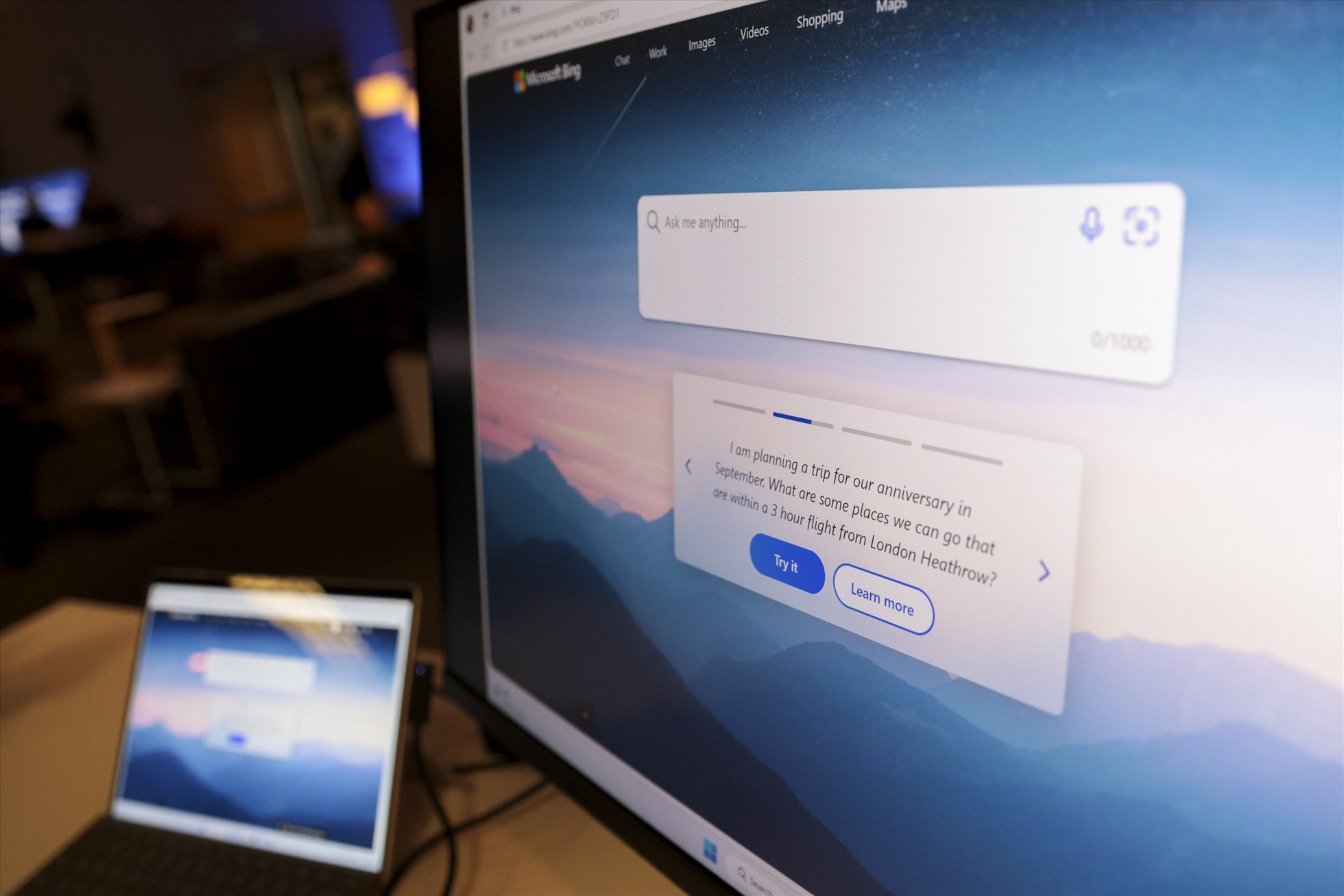 Apple lo lắng bị lộ bí mật kinh doanh khi nhân viên sử dụng các AI tổng quát trong công việc. Ảnh: AFP