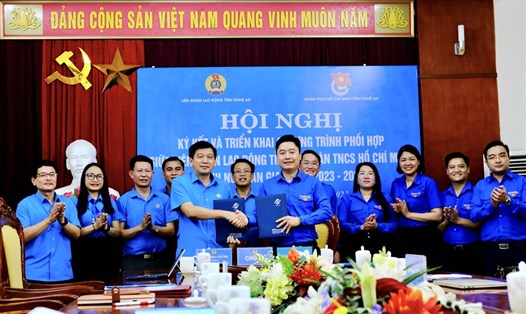 Đoàn TNCS Hồ Chí Minh tỉnh Nghệ An và Liên đoàn Lao động tỉnh ký kết Chương trình phối hợp hoạt động giai đoạn 2023 – 2028. Ảnh: Quỳnh Trang