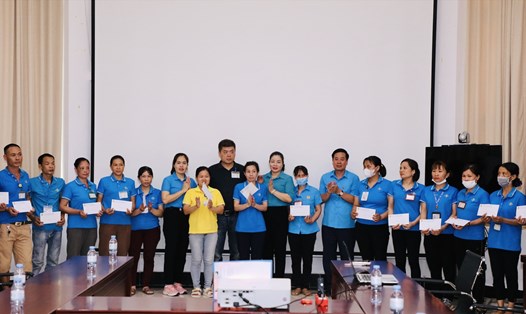 Đại diện lãnh đạo LĐLĐ tỉnh Ninh Bình trao quà cho CNLĐ có hoàn cảnh khó khăn tại Công ty TNHH sản xuất giầy Chung Jye Ninh Bình. Ảnh: Diệu Anh