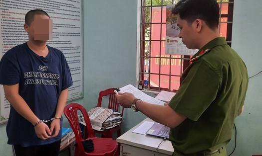 Cơ quan Cảnh sát điều tra Công an TP Đà Nẵng thực hiện Lệnh bắt tạm giam đối với Nguyễn Phước Hiếu. Ảnh: Khánh Ngọc