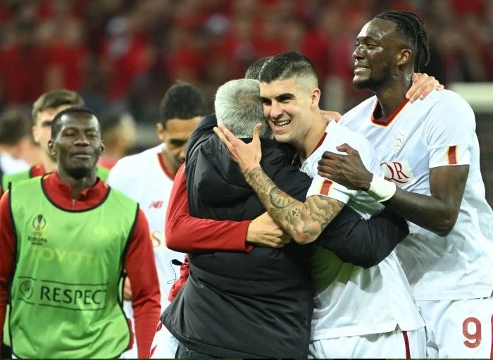 Jose Mourinho nhận nhiều tình cảm của học trò tại Roma. Ảnh: CLB Roma