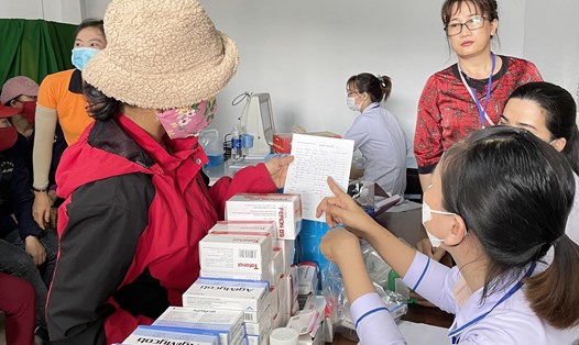 Cấp phát thuốc miễn phí cho nữ công nhân lao động làm việc tại Khu công nghiệp Hoà Hiệp (Phú Yên). Ảnh: Ngô Tâm