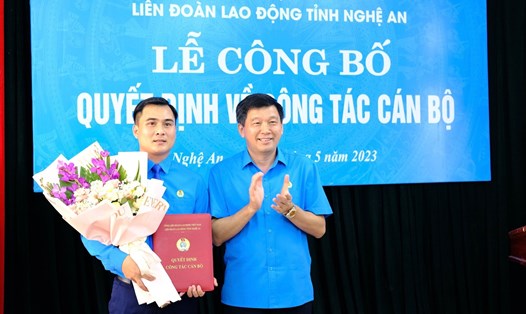 Chủ tịch LĐLĐ tỉnh Nghệ An Kha Văn Tám tặng hoa chúc mừng tân Phó Chủ tịch LĐLĐ tỉnh Thái Minh Sỹ. Ảnh: Quỳnh Trang