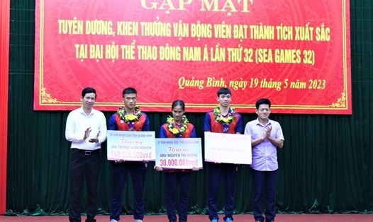 Lãnh đạo tỉnh Quảng Bình trao thưởng cho các VĐV. Ảnh: Hồng Thiệu