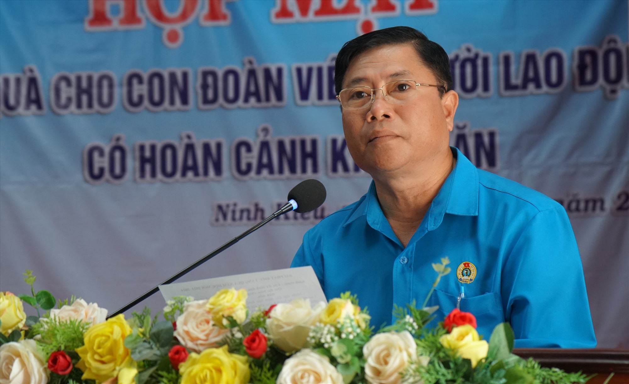 Chủ tịch LĐLĐ quận Ninh Kiều Võ Minh Tuấn phát biểu tại buổi trao quà. Ảnh: Mỹ Ly
