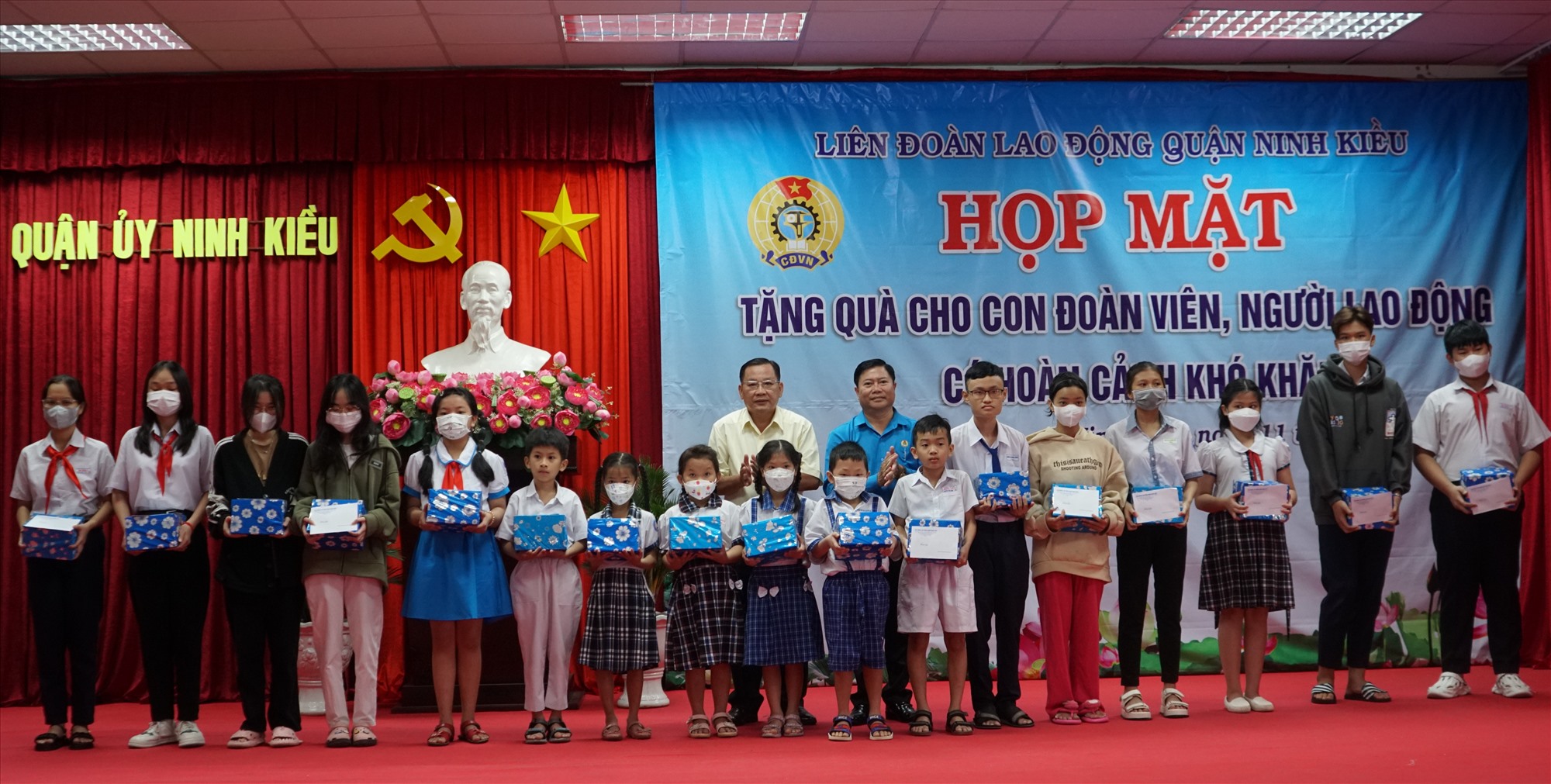 Chủ tịch LĐLĐ quận Ninh Kiều Võ Minh Tuấn (phải) trao quà cho các em học sinh. Ảnh: Mỹ Ly