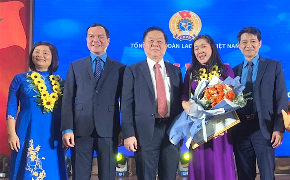 Đại diện Công đoàn Cảng Sài Gòn chụp ảnh lưu niệm cùng lãnh đạo Đảng, nhà nước, Tổng LĐLĐVN tại lễ biểu dương điển hình tiên tiến học tập và làm theo tư tưởng, đạo đức, phong cách Hồ Chí Minh trong CNVCLĐ toàn quốc do Tổng LĐLĐVN tổ chức vào tháng 5.2023 vừa qua. Ảnh: Công đoàn Hàng hải VN