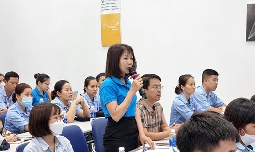 Tại buổi đối thoại giữa Chủ tịch Uỷ ban Nhân dân thành phố Hà Nội với công nhân, chị Đinh Thị Nhung - Phó Chủ tịch Công đoàn Công ty cổ phần in Hàng không đề nghị có biện pháp xử lý nghiêm hành vi vi phạm pháp luật trong lĩnh vực Bảo hiểm xã hội của các doanh nghiệp. Ảnh: Mai Quý