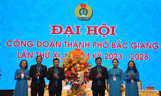 Lãnh đạo LĐLĐ tỉnh Bắc Giang tặng lẵng hoa chúc mừng đại hội. Ảnh: Bảo Hân