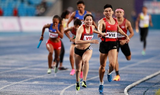 Đội tuyển điền kinh Việt Nam thi nội dung tiếp sức 4x400 m hỗn hợp tại SEA Games 32. Ảnh: Thanh Vũ