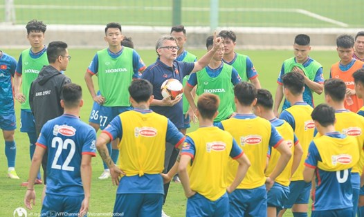 Đội tuyển Việt Nam và U23 Việt Nam tập luyện trên cùng một sân hồi tháng 3. Ảnh: VFF