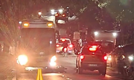 Va chạm với xe khách Hà Sơn - Hải Vân và xe bán tải, 3 học sinh tử vong. Ảnh: Người dân cung cấp.