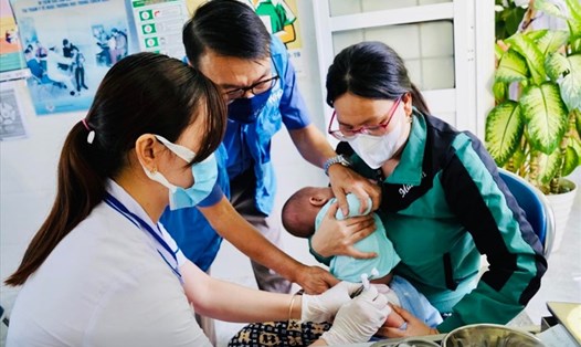 Tiêm vaccine 5 trong 1 cho trẻ tại trạm y tế xã Hoà Trị, huyện Phú Hoà, tỉnh Phú Yên. Ảnh: Phạm Minh/WHO Việt Nam