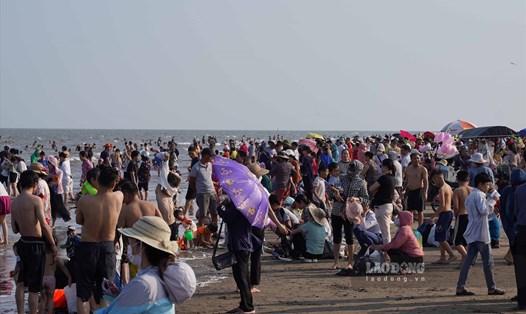 Hàng chục nghìn người tắm biển bên bờ kè trăm tỉ đang sạt lở tại Nam Định. Ảnh: Hà Vi