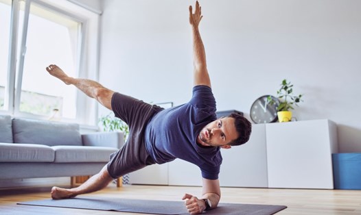 Side Plank là động tác thích hợp giúp người nam giới mong muốn có được cơ bụng 6 múi. Ảnh: Pixabay