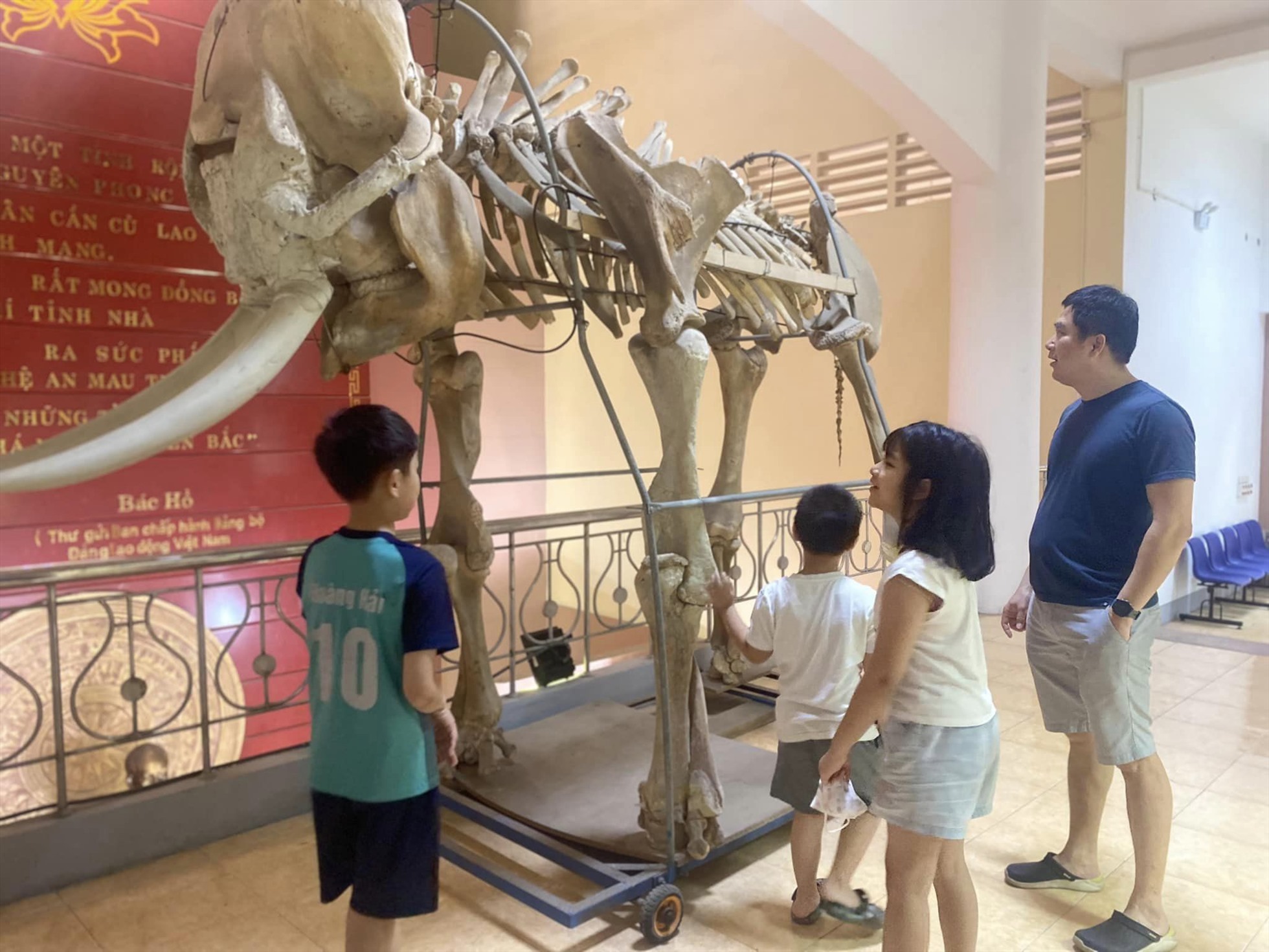 Một gia đình tham quan hiện vật tại Bảo tàng Nghệ An dịp nghỉ lễ 30.4-1.5. Ảnh: Hải Đăng