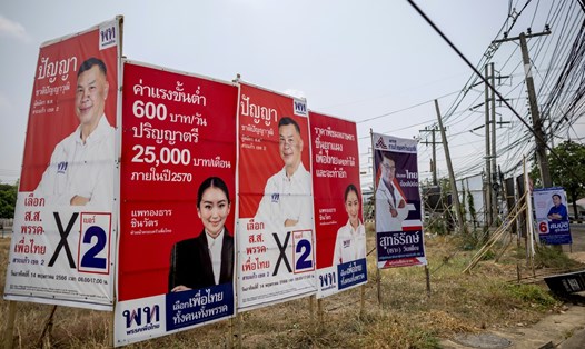 Áp phích vận động cho cuộc tổng tuyển cử sắp tới ở tỉnh Sa Kaeo của Thái Lan. Ảnh: AFP