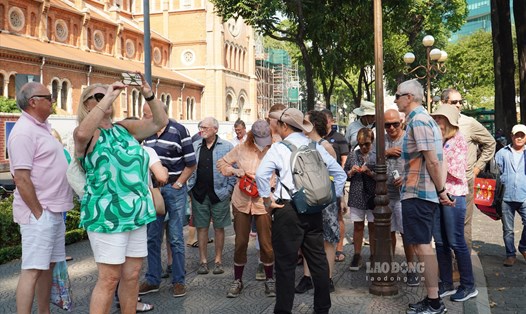 Du khách đến TP Hồ Chí Minh dịp lễ tăng mạnh. Ảnh: Anh Tú