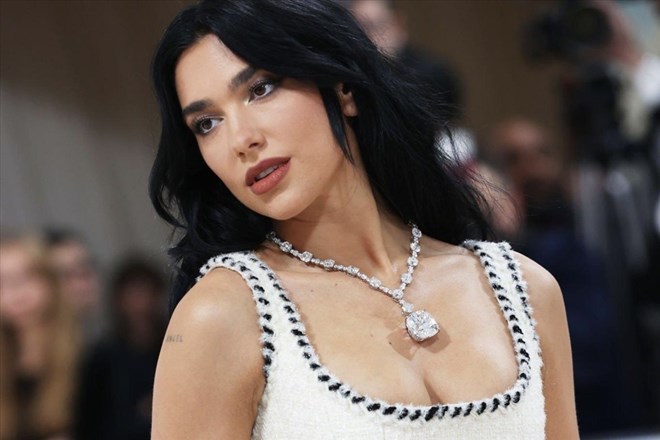 Đằng sau chiếc vòng cổ trị giá hàng chục triệu đô của Dua Lipa tại Met Gala