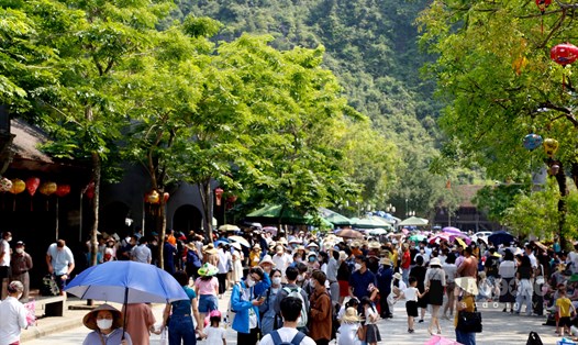 Hàng vạn du khách đổ về các khu, điểm du lịch ở Ninh Bình trong ngày 2.5. Ảnh: Diệu Anh
