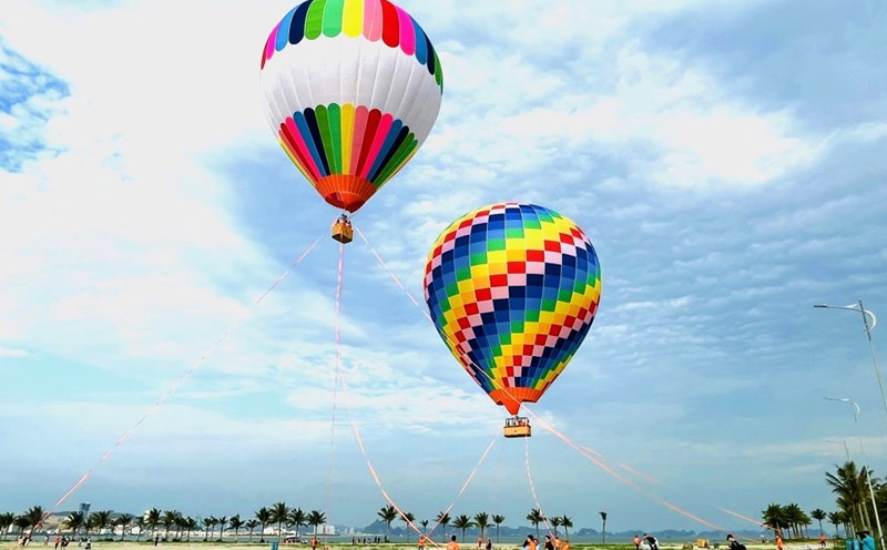 Lần đầu tiên dịch vụ bay khinh khí cầu ngắm vịnh Hạ Long được đưa vào khai thác tại khu vực bãi tắm Khu du lịch quốc tế Tuần Châu. Ảnh: Minh Đức - Nguyễn Thanh