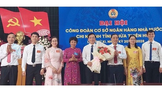 Cán bộ CĐ Ngân hàng Việt Nam chúc mừng Ban chấp hành CĐCS Ngân hàng Nhà nước Chi nhánh tỉnh Thừa Thiên-Huế nhiệm kỳ 2023 - 2028. Ảnh: CĐ NHVN