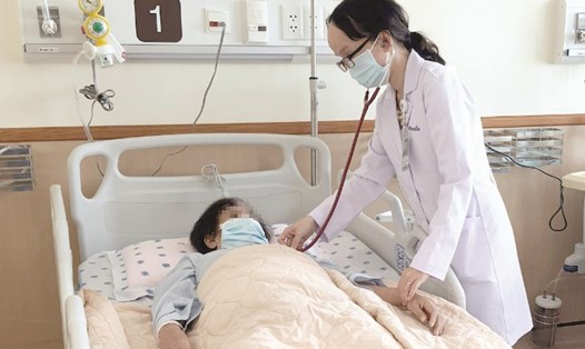 Bác sĩ chăm sóc người bệnh tại Đơn vị Đột quỵ. Ảnh: Bệnh viện Đại học Y Dược TP Hồ Chí Minh