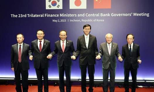 Các bộ trưởng tài chính và thống đốc ngân hàng trung ương Hàn Quốc, Nhật Bản và Trung Quốc tại hội nghị ở Incheon, Hàn Quốc, ngày 2.5.2023. Ảnh: Yonhap
