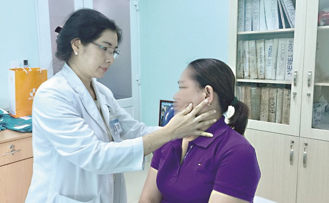 Bác sĩ thực hiện kỹ thuật xoay đầu điều trị bệnh chóng mặt cho bệnh nhân. Ảnh: Nguyễn Ly