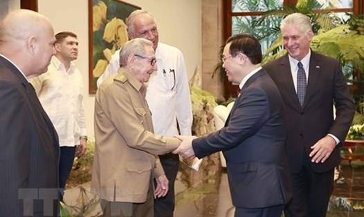 Chủ tịch Quốc hội Vương Đình Huệ hội kiến Đại tướng Cuba Raul Castro. Ảnh: TTXVN