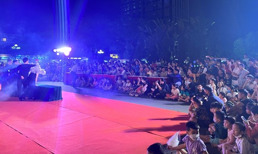 Liên hoan múa rối mở rộng thu hút hàng nghìn người dân TP.Hải Phòng. Ảnh: Vũ Thu Trang