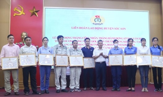 Các công nhân đạt danh hiệu “Sáng kiến trong công nhân viên chức lao động huyện Sóc Sơn” năm 2023. Ảnh: CĐCS