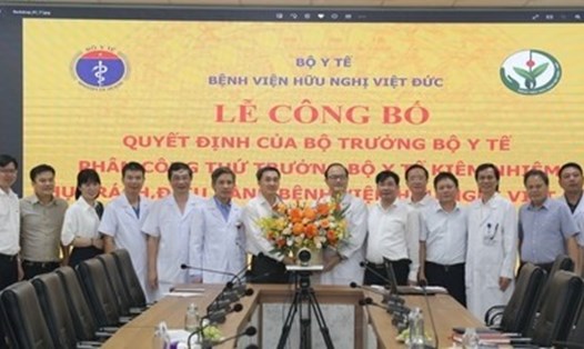 Lễ công bố quyết định của Bộ Y tế giao nhiệm vụ cho Thứ trưởng Bộ Y tế Trần Văn Thuấn phụ trách Bệnh viện Việt Đức. Ảnh: BVCC