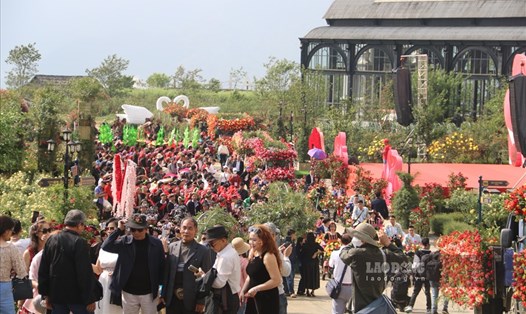 Cả kỳ nghỉ lễ năm nay, thị xã Sa Pa ước đạt hơn 100 nghìn lượt khách du lịch ghé thăm. Ảnh: Khánh Linh