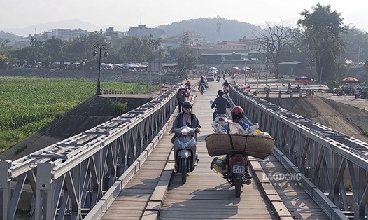 Các phương tiện rầm rầm qua cầu Mường Thanh khi cây cầu này đang xuống cấp nghiêm trọng. Ảnh: Văn Thành Chương