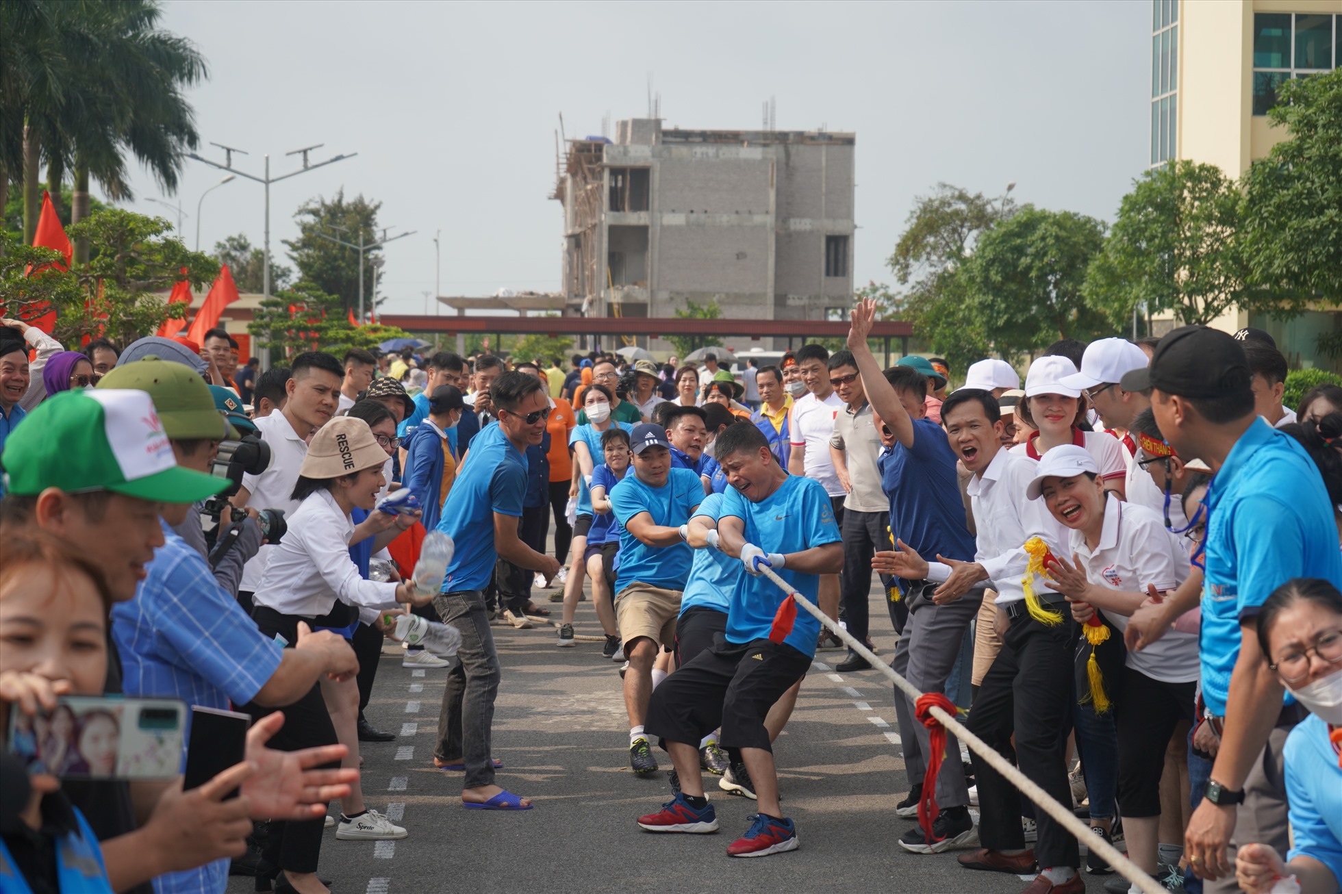Giải Kéo co thu hút đông đảo công nhân lao động quận Dương Kinh tham gia. Ảnh: Mai Dung