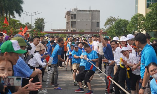 Giải Kéo co thu hút đông đảo công nhân lao động quận Dương Kinh tham gia. Ảnh: Mai Dung