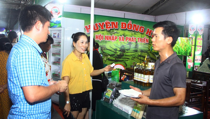Gần 200 gian hàng tham gia Hội chợ triển lãm. Ảnh: Ngọc Oanh