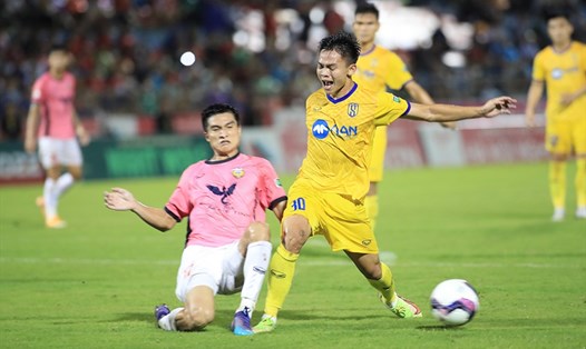 Sông Lam Nghệ An (áo vàng) sẽ có trận đấu khó khăn dù được thi đấu trên sân nhà gặp Hồng Lĩnh Hà Tĩnh. Ảnh: VPF