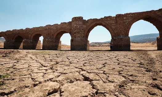 Hồ dự trữ nước khô cạn ở Extremadura, Tây Ban Nha. Ảnh: Xinhua