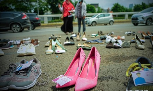 Những đôi giày của các nạn nhân bị xâm hại tình dục được xếp trên đường phố trước Tòa nhà Quốc hội ở Jakarta, Indonesia vào năm 2020. Ảnh: Xinhua.