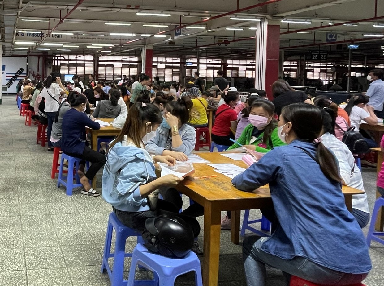 Đã có 4.430 người lao động thỏa thuận chấm dứt HĐLĐ với Công ty PouYuen trong ngày 20.5. Ảnh: Đức Long