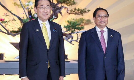Thủ tướng Nhật Bản Kishida Fumio đón Thủ tướng Phạm Minh Chính tham dự các hoạt động trong khuôn khổ Hội nghị Thượng đỉnh Nhóm các nước công nghiệp phát triển (G7) mở rộng. Ảnh: VGP